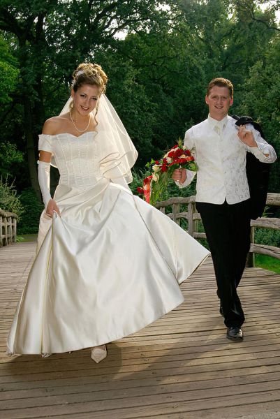 Braut l�uft vorraus. Br�utigam mit Strauss hinterher